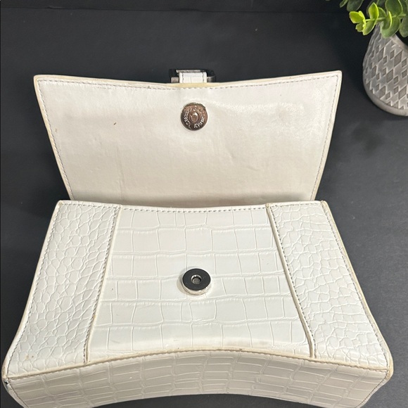 Chic White Croc-Embossed Satchel - Picture 9 of 13